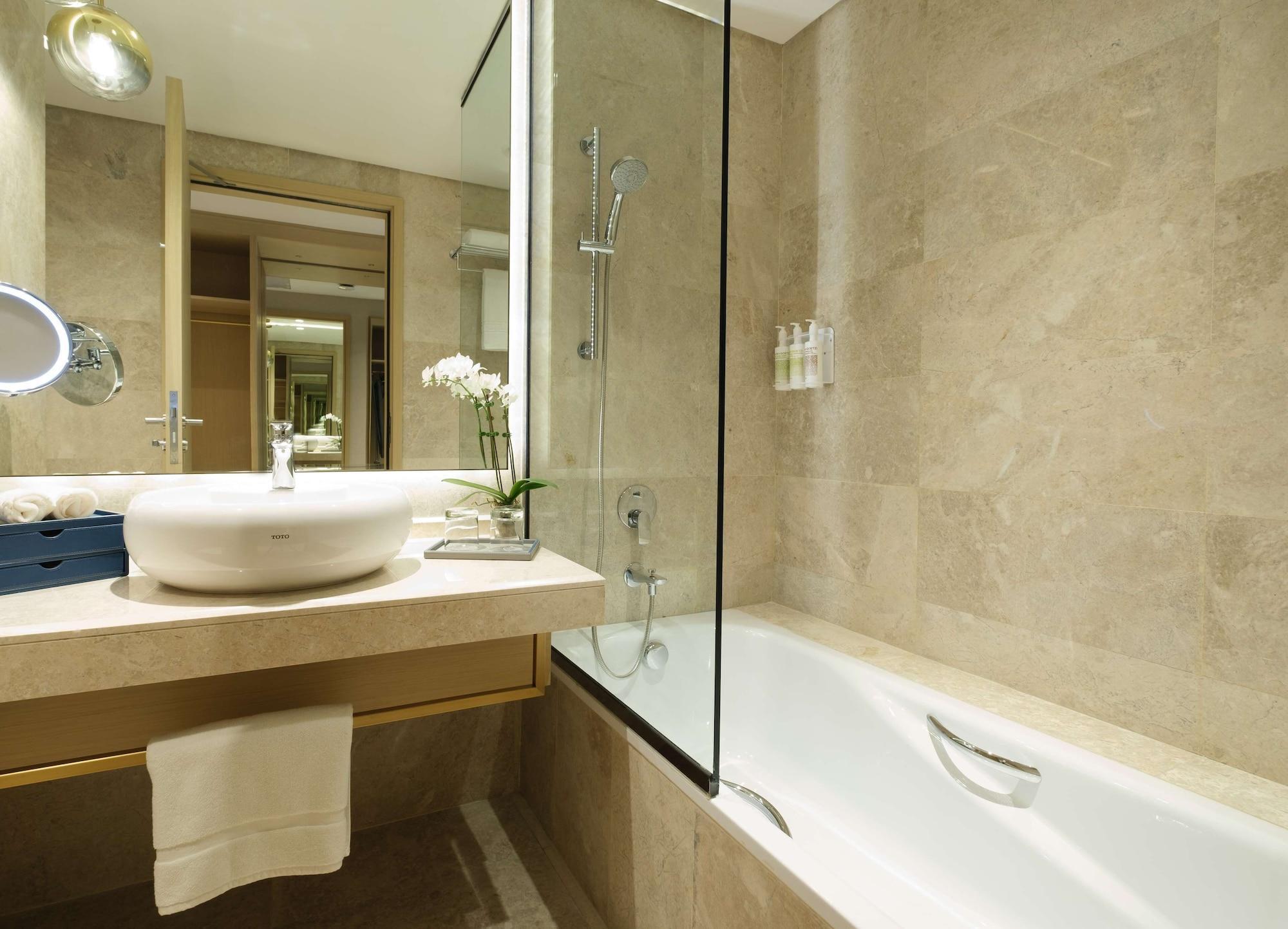 Maani Muscat Hotel & Suites Экстерьер фото