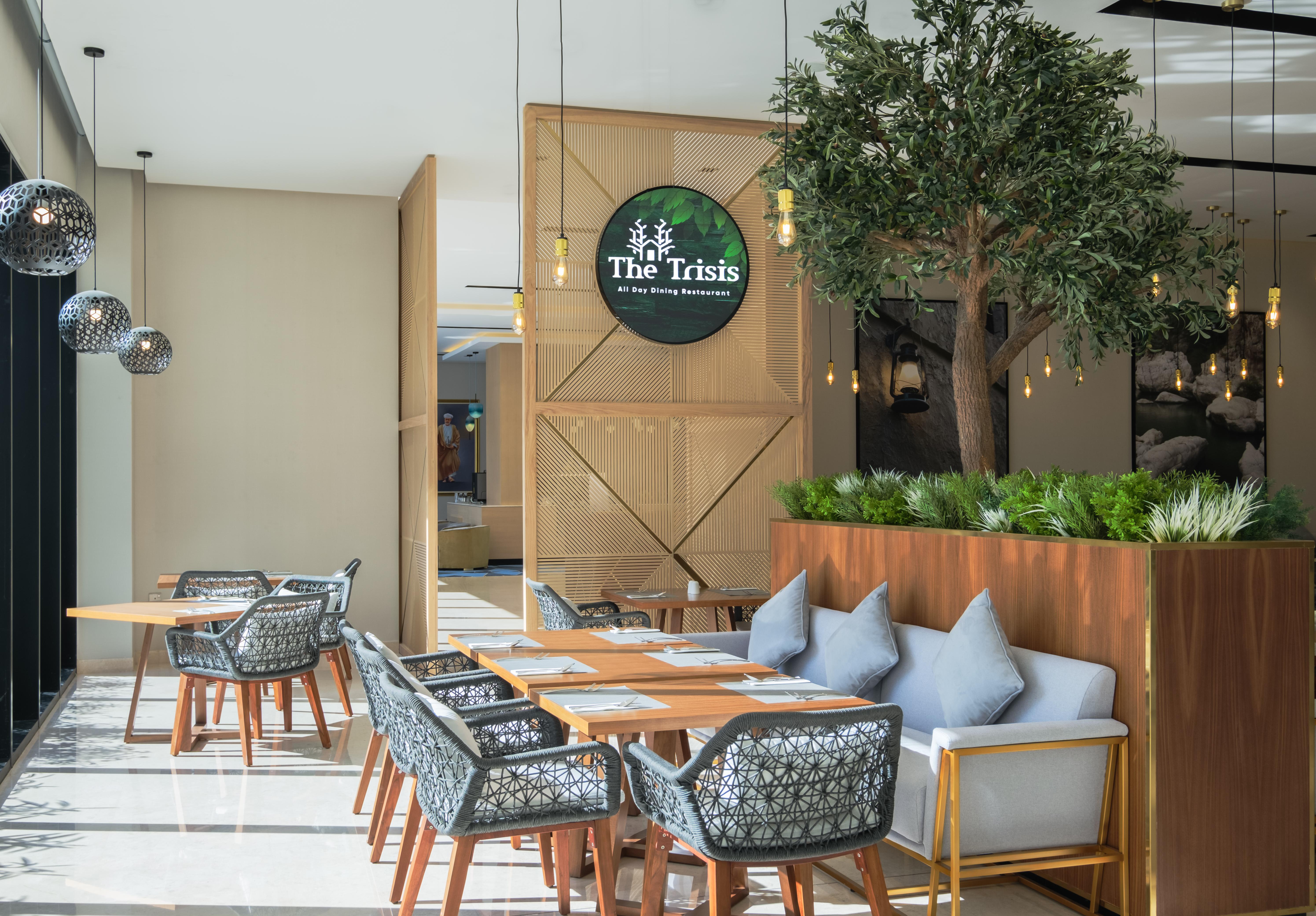 Maani Muscat Hotel & Suites Экстерьер фото